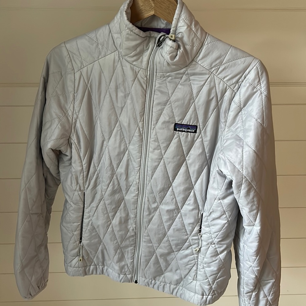 Patagonia size small women’s light weight puffer coat in excellent condition.